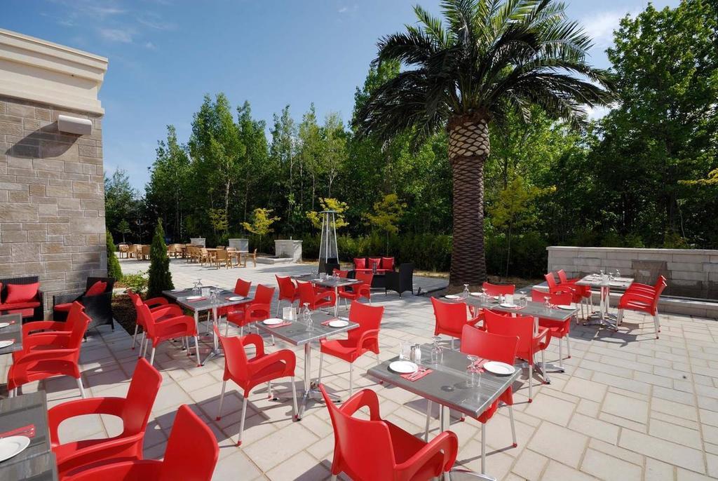 Imperia Hotel Et Suites Terrebonne Exterior photo