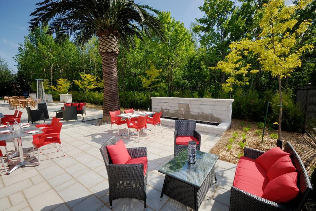 Imperia Hotel Et Suites Terrebonne Exterior photo