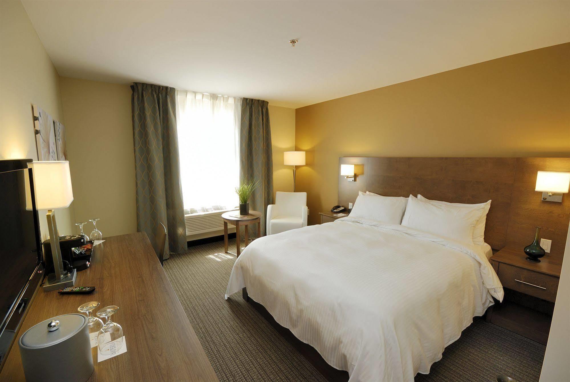 Imperia Hotel Et Suites Terrebonne Exterior photo